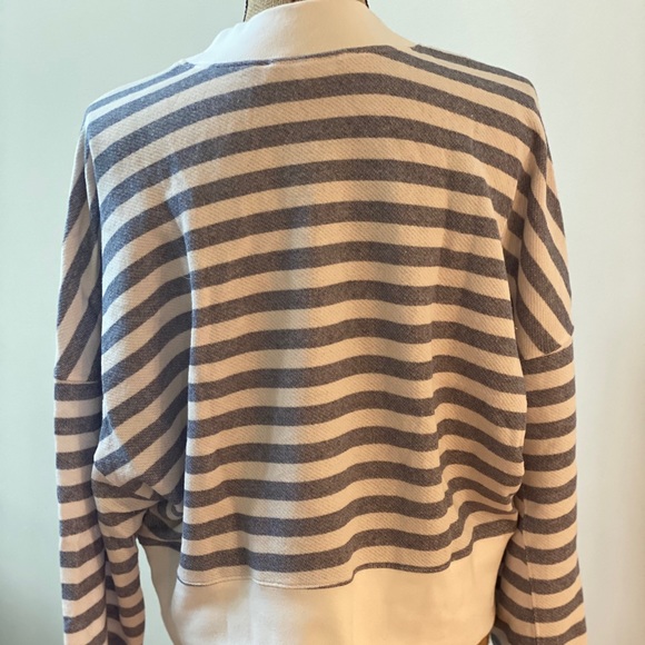 How has this top not sold!!!! It’s adorable!! 💙    Perfect Beach Top by Frame! - Picture 4 of 7